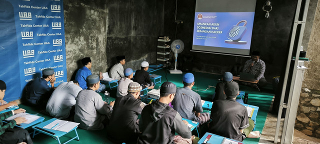 Mahasiswa ITB Dahlan Jakarta Kenalkan Literasi Digital bagi Santri