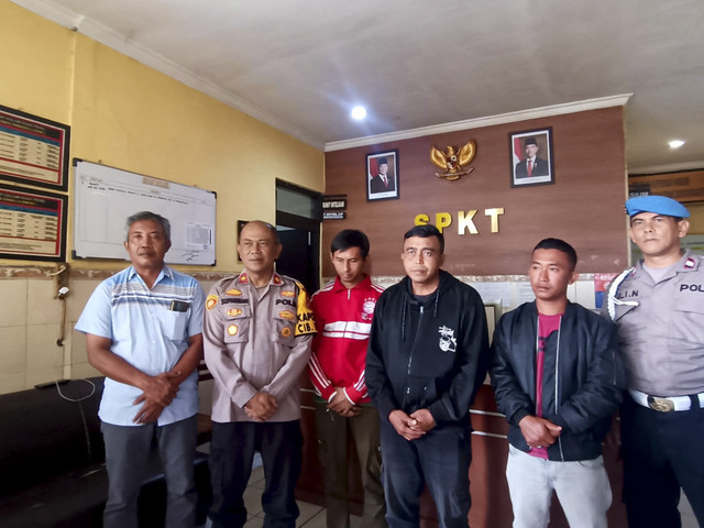 Kapolsek Cibeunying Kaler, Kompol Suparman, memberi keterangan soal dugaan pungli ke rombongan bus asal Jakarta di kawasan Bojong Koneng, Kota Bandung, Kamis (6/2/2025). Foto: Robby Bouceu/kumparan