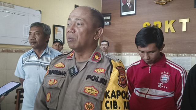 Kapolsek Cibeunying Kaler, Kompol Suparman memberi keterangan soal dugaan pungli ke rombongan bus asal Jakarta di kawasan Bojong Koneng, Kota Bandung, Kamis (6/2/2025). Foto: Robby Bouceu/kumparan