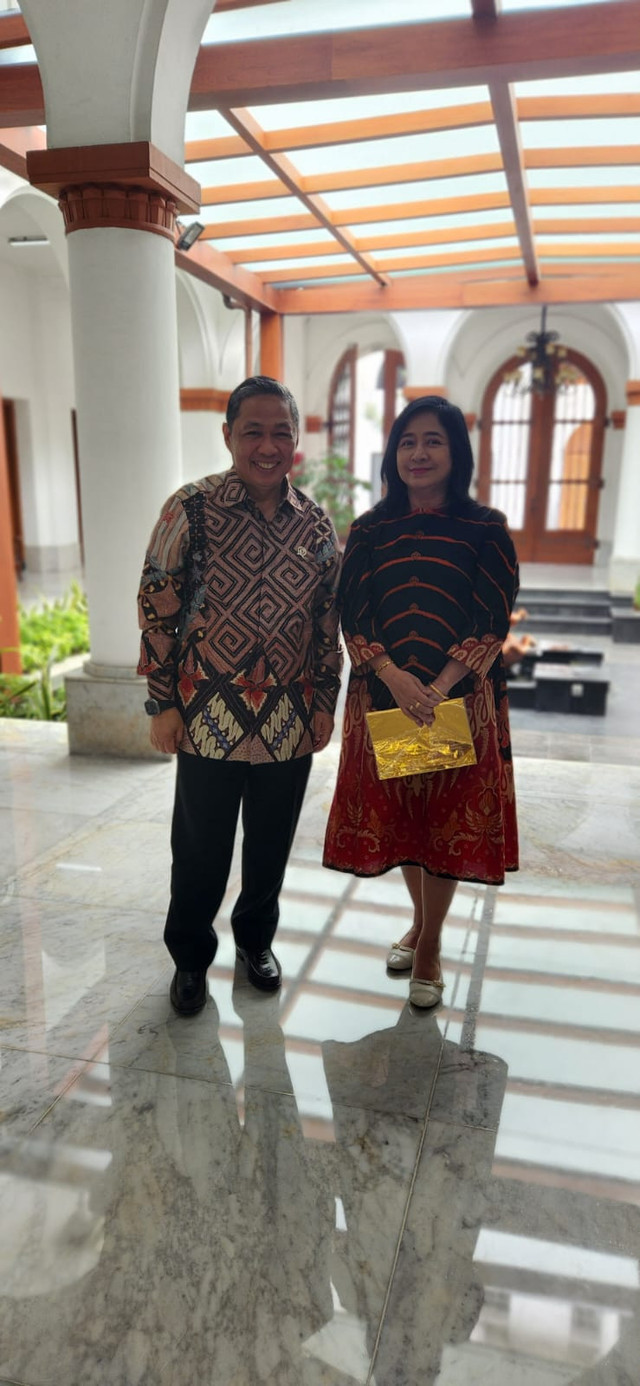 Wakil Menteri Luar Negeri, Dr. Anis Matta dan CSP Wekadigunawan, Ph.D, Pengurus Pusat Palang Merah Indonesia di gedung Konstitusi Kantor Kemenlu Pejambon Jakarta