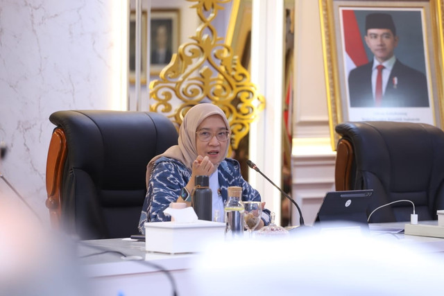 Menteri PANRB Rini Widyantini saat memimpin rapat di kantornya, Kamis (6/2). Foto: Dok: Humas KemenpanRb