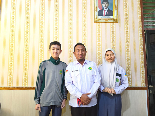 Aliya Handayani dan M. Obert Jodi dua siswa yang terancam gagal ikut SNBP didampingi Wakil Kepala MAN 2 Palembang Bidang Kurikulum Bunyamin. Foto : Abdullah Toriq/Urban Id