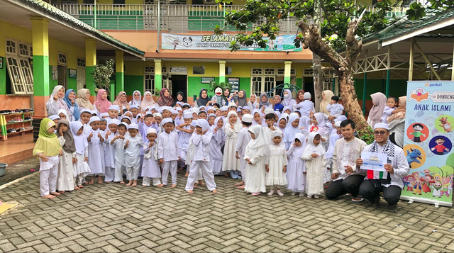 Foto Bersama Anak-anak TK-IT Anak Sholeh Mandiri bersama Tim DT Peduli Kalsel dan Pemateri (Sumber : DT Peduli)