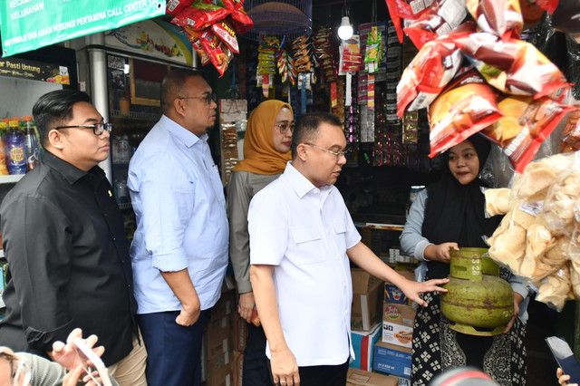 Wakil Ketua DPR Sufmi Dasco bersama Jajaran berbincang dengan pemilik warung/sub pangkalan Toko Jefri saat peninjauan LPG 3 kg di Jalan Anggrek Cendrawasih, Kemanggisan, Palmerah, Jakarta pada Kamis (6/2/2025). Foto: Dok. Pertamina