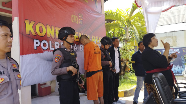 HE, pelaku pembobolan ATM di Bali dan barang buktinya saat dihadirkan dalam jumpa pers di Polsek Denpasar Selatan, Kamis (6/2/2025). Foto: Denita BR Matondang/kumparan