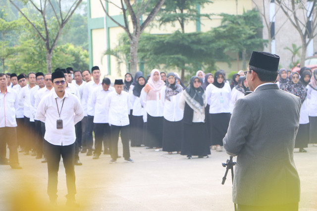 UIN Sultan Aji Muhammad Idris (UINSI) Samarinda selenggarakan apel bersama di lapangan Rektorat Kampus 2 UINSI Samarinda. Senin (3/2).