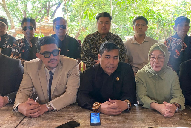 Konferensi pers penolakan penyegelan aset Yayasan Margasatwa Tamansari oleh Kejati Jabar di Bandung Zoo, Kamis (6/2/2025). Foto: Robby Bouceu/kumparan