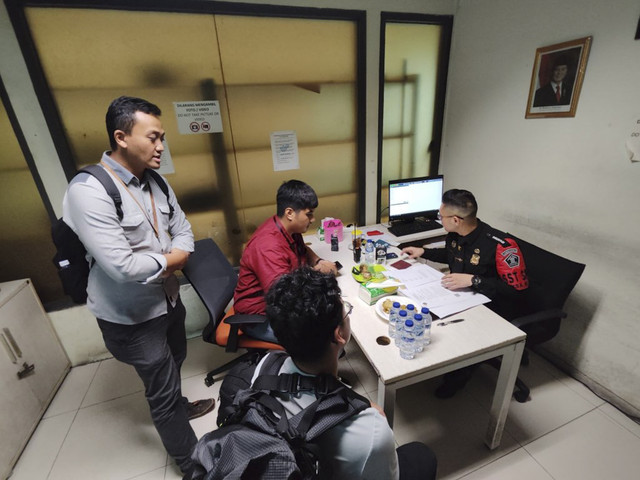 Warga negara China berinisial MX dideportasi Kantor Imigrasi Yogyakarta usai bikin onar di sebuah villa di Kabupaten Gunungkidul. Foto: Dok. Kantor Imigrasi Yogyakarta