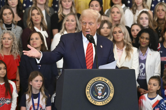 Presiden AS Donald Trump berbicara sebelum menandatangani Perintah Eksekutif No Men in Women's Sports menjadi undang-undang di Ruang Timur Gedung Putih di Washington, DC, AS, Rabu (5/2/2025). Foto: Andrew Caballero-Reynolds/AFP