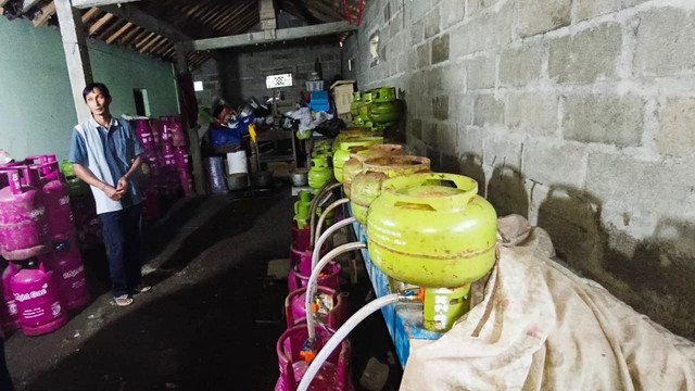 Polisi saat menggerebek rumah yang menjadi lokasi penyalahgunaan LPG bersubsidi di Kabupaten Purworejo, Jawa Tengah. Foto: Dok. Istimewa