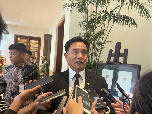 Menteri Koordinator Bidang Hukum, HAM, Imigrasi, dan Permasyarakatan Yusril Ihza Mahendra usai menghadiri peluncuran Novel "Irian Barat" di Hotel Dharmawangsa, Jakarta Selatan, Kamis (6/2/2025). Foto: Alya Zahra/kumparan 