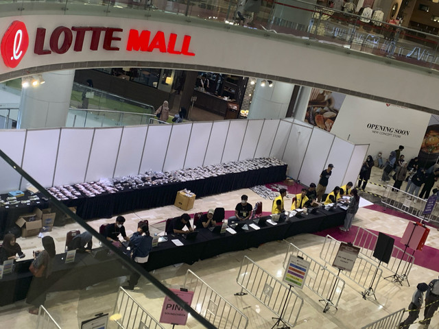 Suasana lokasi penukaran tiket konser Seventeen di Lotte Mall, Kamis (6/2/2025). Foto: Ira Fitriani/kumparan