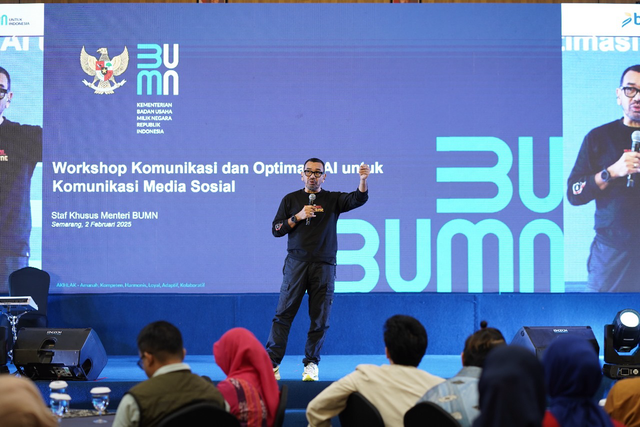 Staff Khusus Menteri BUMN Arya Sinulingga pada workshop Komunikasi dan Optimasi AI untuk komunikasi Media Sosial yang digelar di Khas Hotel, Semarang. Foto: Dok. Istimewa