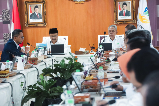 Menteri Sosial Saifullah Yusuf dan Wakil Menteri Agus Jabo mengikuti rapat pimpinan di Ruang Rupatama Gedung Kemensos, Kamis (6/2/2025). Foto: Kemensos RI