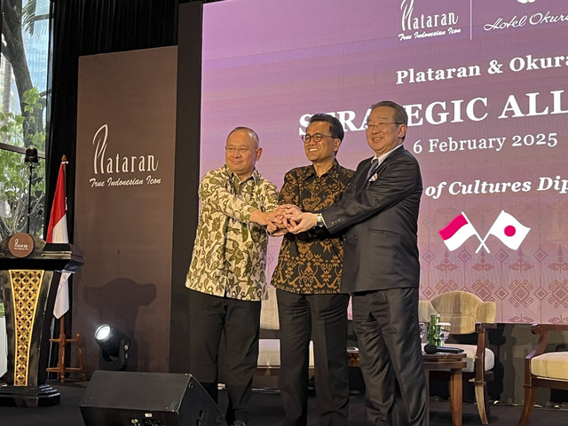 CEO Plataran Indonesia, Yosua Makez, Presiden Okura Hotel & Resort Group, Toshihiro Ogita, dan Direktur Commercial InJourney Tourism Development Corporation, Troy Reza Warokka dalam acara Sixteen Years of Plataran's Cultural Heritage Journey (6/2). Foto: Gitario Vista Inasis/kumparan