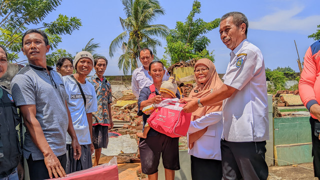 Kementerian Sosial (Kemensos) mengirim bantuan logistik untuk korban banjir dan tanah longsor di Bondowoso, Jawa Timur, Rabu (5/2/2025). Foto: Kemensos RI