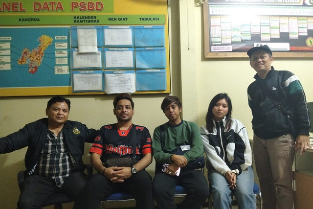 Konten kreator asal Malaysia Ammar Mohd Nazhan (baju hijau) dan Aras (baju hitam merah) berikan klarifikasi di Polsek Panyileukan, Bandung. Foto: Polsek Panyileukan