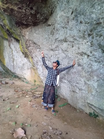 Penampakan dinding raksasa di lokasi Cigaleubeug dekat sungai (sumber :Dok.pribadi)