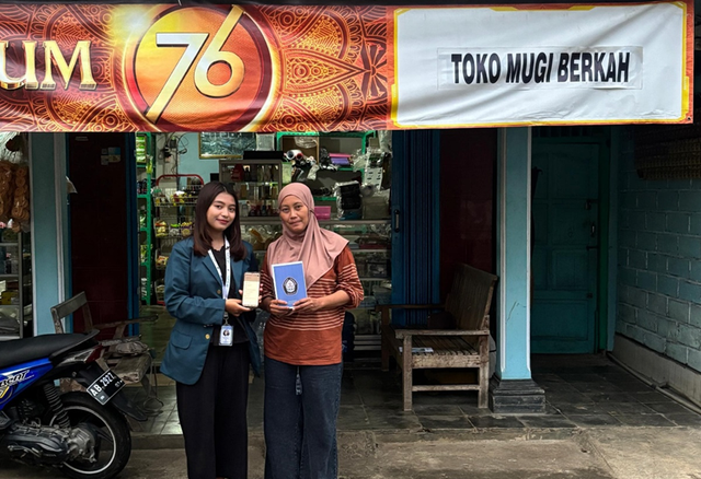 (Foto bersama Gabriella Devina Mahasiswa KKN Tim 1 UNDIP bersama Ibu Pur selaku pemilik UMKM Desa Tempurharjo)