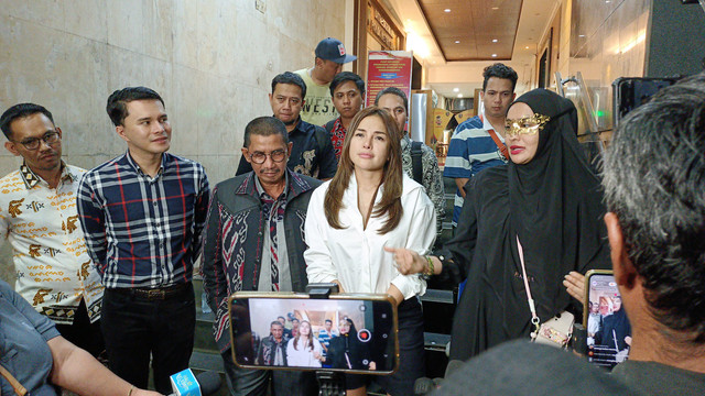 Artis Nikita Mirzani usai jalani pemeriksaan selama 12,5 jam di Polda Metro Jaya, Jakarta, Jumat (7/2). Foto: Aprilandika Pratama/kumparan