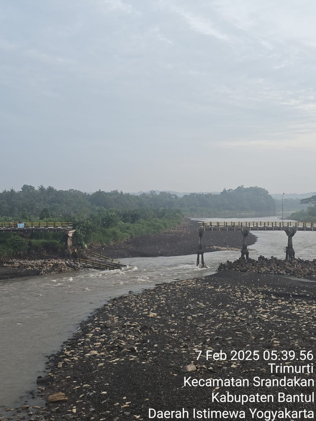 Jembatan Srandakan lama di Kabupaten Bantul ambrol, Kamis (6/2) malam. Foto: Dok. Istimewa