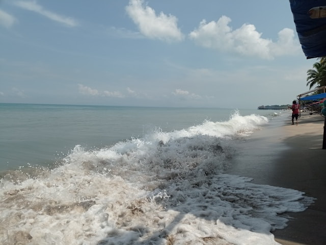 Pantai Marbella. Foto: Hotel Marbella. Sumber: Unsplash/Fitriyanda Salfamas