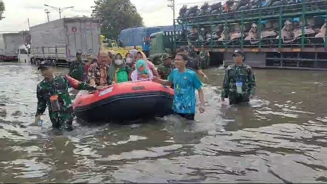 Kondusi banjir di Jalan Raya Pantura Kaligawe. Foto: Dok. Istimewa