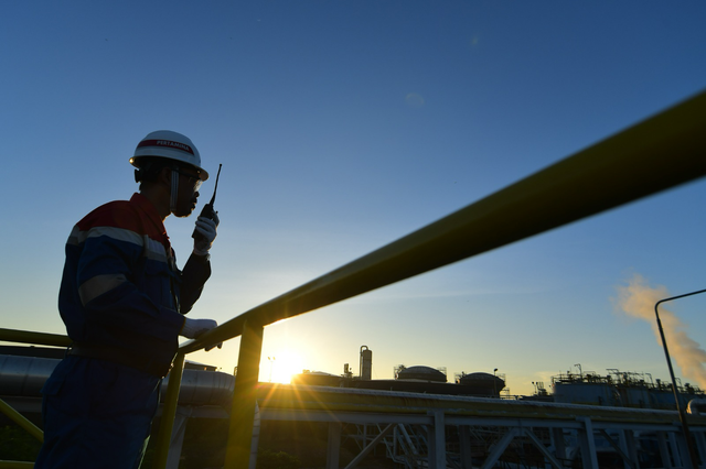 Salah satu pekerja Pertamina Hulu Rokan (PHR) tengah melakukan peninjauan di salah satu lapangan migas di WK Rokan. Foto: Dok. Pertamina