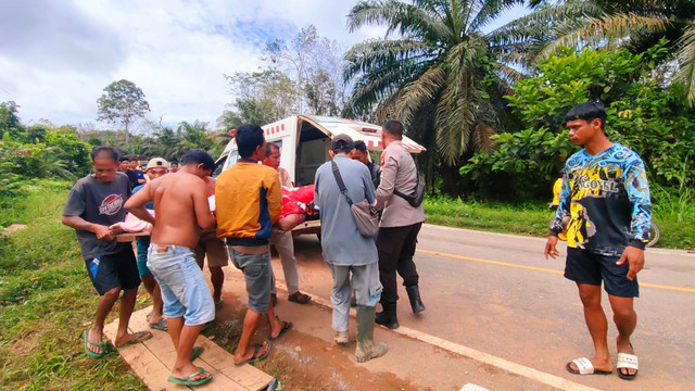 Korban laka tunggal saat dibawa ke rumah sakit. Foto: Dok Polres Ketapang