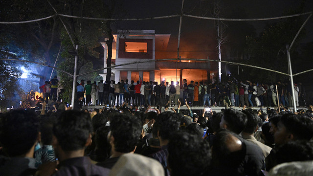 Para pengunjuk rasa membakar Museum Peringatan Bangabandhu, bekas kediaman Syekh Mujibur Rahman, ayah dari mantan Perdana Menteri Sheikh Hasina, saat mereka menyerbu Museum tersebut, di Dhaka pada tanggal 5 Februari 2025. Foto: MUNIR UZ ZAMAN / AFP