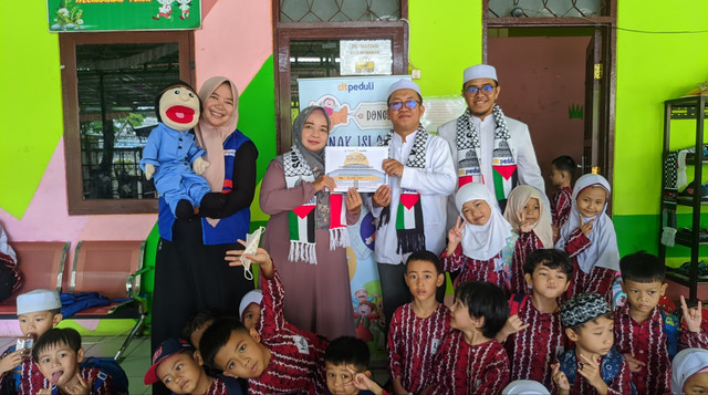 Murid-murid dan Guru PAUD Terpadu Islam Hasanunddin Madjedi berfoto bersama Ustadzah dan Tim DT Peduli Kalsel (Sumber : DT Peduli)