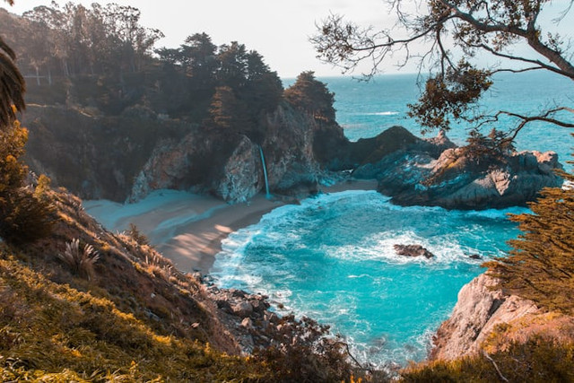 Pantai di Blitar (Foto hanya ilustrasi, bukan tempat sebenarnya) Sumber: unsplash/ Derek Thomson