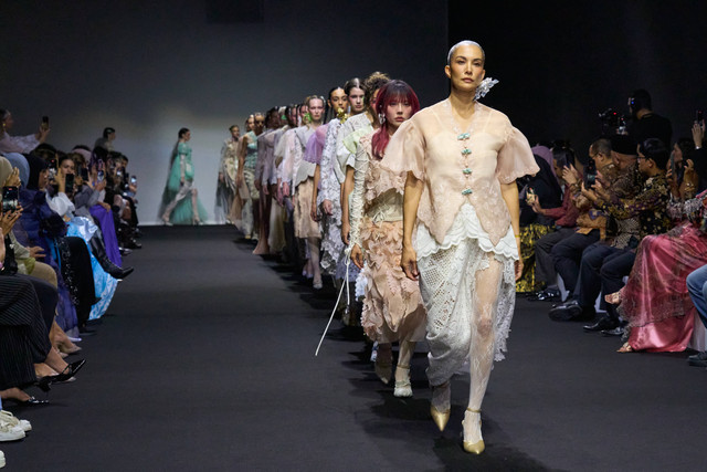 Brand fashion lokal TOTON oleh desainer Toton Januar tampil di Dubai Fashion Week 2025/2026 bersama Make Over, Sabtu (1/2/2025). Foto: TOTON x Make Over