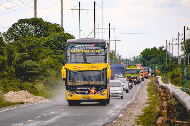 Bus yang lewat lintas tengah Sumatera. Foto hanyalah ilustrasi, bukan bus yang sebenarnya. Sumber: Unsplash/Jalal Kelink