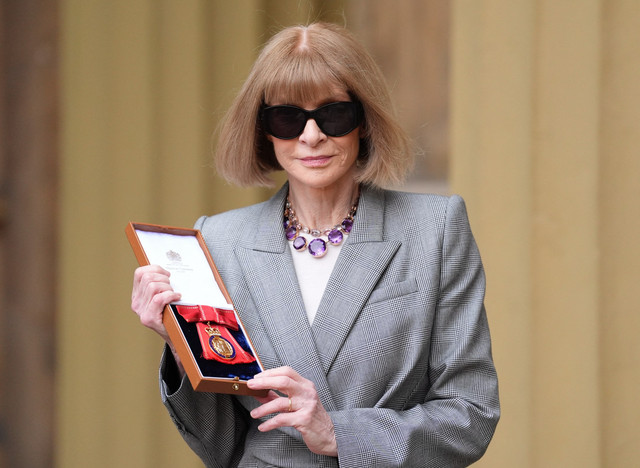 Anna Wintour, Gelar dari Kerajaan Inggris, dan Kalung Penuh Sejarah Misterius. Foto: Andrew Matthews / POOL / AFP