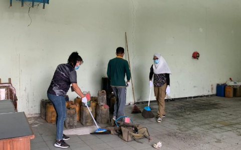 Giat Perawatan dan Pemeliharaan Basan Baran Gudang Berbahaya Rupbasan BlitarBlitar - Jumat, 07 Februari 2025 Rupbasan Kelas II Blitar melakukan kegiatan rutin perawatan dan pemeliharaan basan baran pada gudang berbahaya. Hal ini bertujuan untuk menjaga kualitas basan baran dan gudang penyimpanan di Rupbasan Kelas II Blitar sehingga nilai ekonomis basan baran tetap terjaga dengan baik. Dan juga untuk meningkatkan pelayanan kepada masyarakat.Kegiatan ini dilaksanakan setelah melaksanakan apel pagi, dipimpin langsung oleh Kasubsi Administrasi dan Pengelolaan Rupbasan Blitar yang didampingi oleh staf pengelola basan baran. Kegiatan Perawatan dan Pemeliharaan meliputi Pemeriksaan Fisik Basan Baran untuk memastikan bahwa basan baran tetap terjaga kualitasnya, dilanjutkan dengan membersihkan area gudang berbahaya seperti menyapu, mengepel, dan lain lain.( Humas Rupbasan Blitar Kanwil Ditjenpas Jawa Timur )@kemenimipas@agusandrianto.id@ditjenpas@ditjenpas.jatim@kadiyono88@hardi_bayu