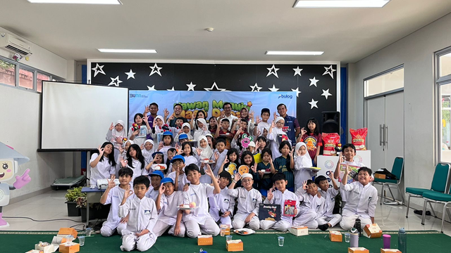 Perum BULOG kenalkan beras Befood Punokawan kepasa siswa pada Befood School Edu Tour di SD Labschool Cibubur, Jumat (7/2/2025). Foto: Dok. BULOG