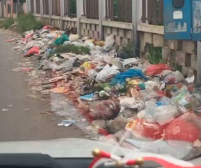 Tangkapan layar video viral tumpukan sampah di belakang kantor Desa Rambipuji. Dok: mili.id