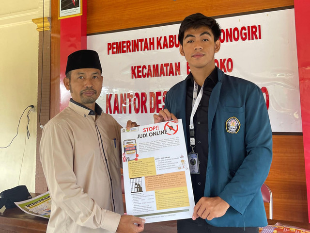 Foto Pemberian Poster "STOP JUDI ONLINE" oleh Kristian Marsil KKN TIM 1 UNDIP 2025 Bersama Bapak Sudiharto Selaku Bapak Kepala Desa Tempurharjo