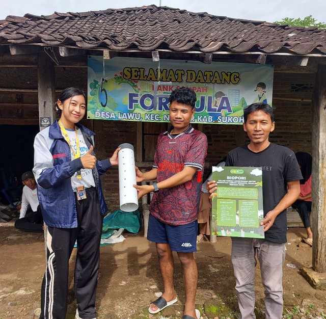 Penyerahan Biopori kepada Karang Taruna RW 12 Desa Lawu oleh Mahasiswa KKN Tim 1 Undip 2025, Minggu (02/02). Foto: Sherlinda Putri, Mahasiswa KKN Tim 1 Undip