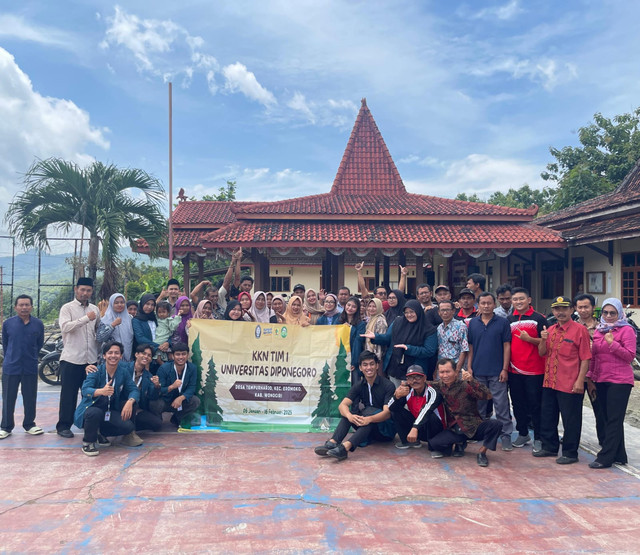 Foto bersama KKN TIM 1 UNDIP 2025 Dengan Warga dan Perangkat Desa Tempurharjo 