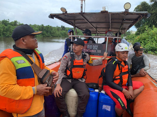 Masyarakat bersama tim penyelamat saat melakukan pencarian korban. Foto: Dok. Polres Kubu Raya