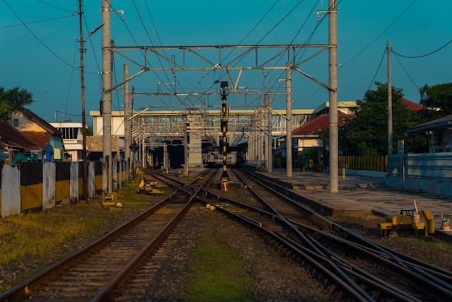 Kereta yang lewat jalur Selatan. Foto: Stasiun Solo Balapan. Sumber: Unsplash/Bantar Prakoso