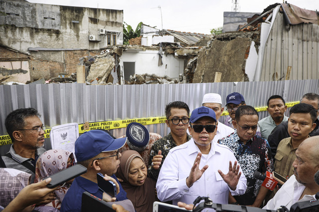 Menteri Agraria dan Tata Ruang (ATR)/Kepala Badan Pertanahan Nasional (BPN) Nusron Wahid menunjukkan sertifikat usai meninjau salah satu lahan sengketa yang sudah digusur di kawasan Tambun Selatan, Kabupaten Bekasi, Jawa Barat, Jumat (7/2/2025). Foto: Dhemas Reviyanto/ANTARA FOTO