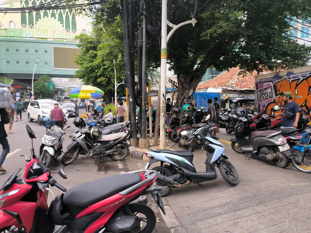 Parkir liar memenuhi trotoar di kawasan Tanah Abang, Rabu (5/2/2025), mengganggu pejalan kaki dan menambah kesemrawutan. Sumber: Dokumentasi Penulis