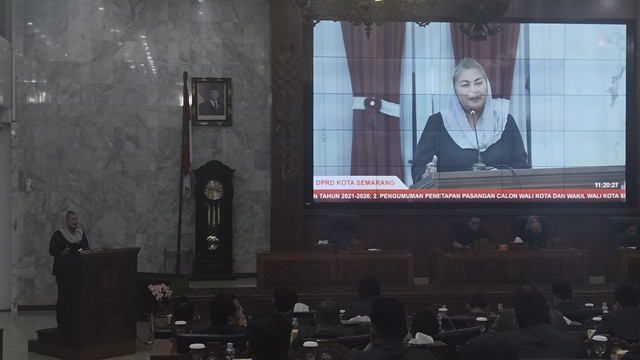 Wali Kota Semarang, Hevearita Gunaryanti (Ita) menangis saat memberikan sambutan terakhir pada Rapat Paripurna. Foto: Intan Alliva Khansa/kumparan