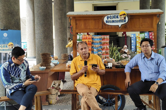 Pakar politik UGM Mada Sukmajati di acara Pojok Bulaksumur "Dari Janji ke Aksi: 100 Hari Program Kerja Prabowo-Gibran" di Selasar Tengah Gedung Pusat UGM, Jumat (7/2/2025). Foto: Arfiansyah Panji Purnandaru/kumparan