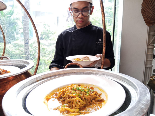 Seorang juru masak menyajikan lontong Cap Go Meh. Foto: Masruroh/Basra