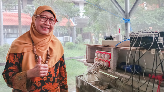 Prof Dr Ir Sri Rachmania Juliastuti MEng menunjukkan inovasinya menggunakan teknologi microbial fuel cell (MFC). Foto: Humas ITS