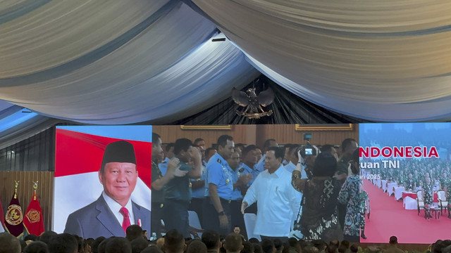 Presiden Prabowo Subianto menyalami para Komandan Satuan TNI sebelum memberikan pengarahan di Istana Bogor, Jumat (7/2/2025). Foto: Luthfi Humam/kumparan